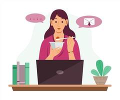 femme indépendante, manger de la nourriture tout en travaillant en ligne à domicile avec ordinateur portable
