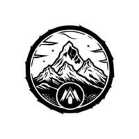 atteindre Nouveau hauteurs avec notre étourdissant Montagne logo conception. cette majestueux illustration est parfait pour Extérieur et liés à l'aventure marques. vecteur