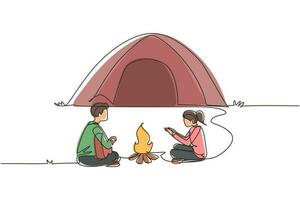 un seul dessin au trait couple campant autour de tentes de feu de camp. homme femme se réchauffe les mains près du feu de joie, homme jouant de la guitare. voyage d'exploration de la nature. ligne continue dessiner illustration vectorielle de conception vecteur