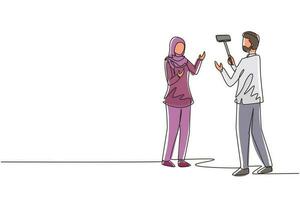 une ligne continue dessinant une fille arabe fait un blog vidéo avec un caméraman dans la rue. femme blogueuse, journaliste filmant avec smartphone et vidéaste. illustration vectorielle de dessin à une seule ligne vecteur