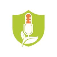 création de logo vectoriel d'écologie de nature de feuille de podcast. logo de talk-show de podcast avec micro et feuilles.
