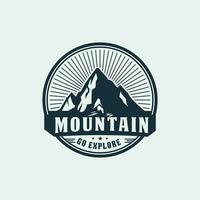 Montagne aventure badge conception. ancien badge T-shirt conception de Montagne aventure vecteur