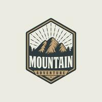 Montagne aventure badge conception. ancien badge T-shirt conception de Montagne aventure vecteur