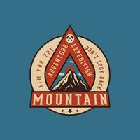 Montagne ancien badge illustration, Extérieur aventure . vecteur graphique impression pour t chemise et autre les usages.