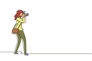 une seule ligne continue dessinant une femme photographe tenant un appareil photo et photographiant. profession ou occupation créative. une femme heureuse prend une photo. une ligne dessiner illustration vectorielle de conception vecteur