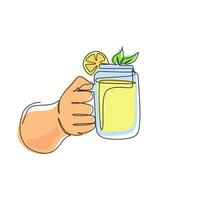 une ligne continue dessine des mains tenant une boisson rafraîchissante à la limonade détox avec des tranches de citron vert, citron, menthe. boisson aux fruits sains d'été. tasse de boisson au citron saine. illustration vectorielle de dessin à une seule ligne vecteur