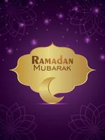 flyer de fête d & # 39; invitation ramadan kareem avec lanterne dorée sur fond violet vecteur
