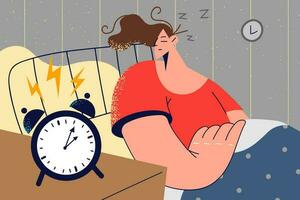 fatigué somnolent femme dans lit veille en haut à alarme dans Matin. malheureux fille éveiller à l'horloge sonnerie à maison. épuisement et fatigue. vecteur illustration.