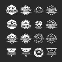 premium simple aventure de montagne en plein air insigne vector logo icône illustration design