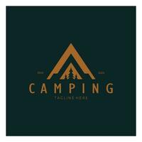 ancien et rétro tente logo, camping. avec tente, arbre et feu signe. aventuriers, éclaireurs, grimpeurs, camping équipement centre vecteur