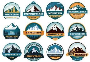 Montagne Étiquettes. randonnée emblèmes, montagnes emblème badges et en plein air colline Voyage étiquette vecteur ensemble