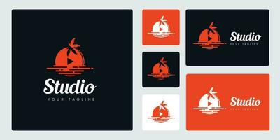 ensemble logo studio, le coucher du soleil sur le plage, adapté pour logos de entreprises engagé dans vidéo fabricant prestations de service, balados, les youtubeurs, et autres vecteur