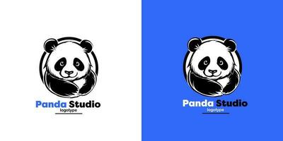 Panda vecteur logo illustration sur bleu et blanc Contexte. panda tête logotype. mignonne animal visage signe conception modèle