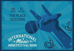 affiche du festival de musique international avec microphone à main levée et lettrage sur fond bleu vecteur