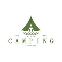 ancien et rétro tente logo, camping. avec tente, arbre et feu signe. aventuriers, éclaireurs, grimpeurs, camping équipement centre vecteur