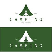 ancien et rétro tente logo, camping. avec tente, arbre et feu signe. aventuriers, éclaireurs, grimpeurs, camping équipement centre vecteur