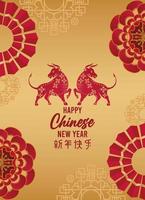 Carte de lettrage joyeux nouvel an chinois avec des fleurs rouges et des bœufs sur fond doré vecteur