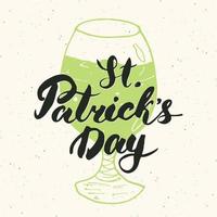 Happy st patrick's day vintage carte de voeux lettrage à la main sur la silhouette de la tasse de bière, illustration vectorielle de vacances irlandaises grunge texturé design rétro. vecteur