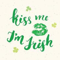 embrasse moi je suis Irlandais. main de carte de voeux de saint patrick lettrage avec des lèvres et des trèfles, illustration vectorielle de vacances irlandaises brossé signe calligraphique. vecteur