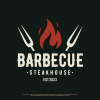 un barbecue chaud gril ancien typographie logo modèle conception avec franchi flammes et spatule. logo pour restaurant, badge, café et bar. vecteur