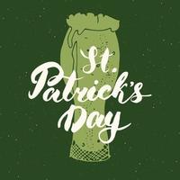 Joyeux jour de la saint patrick carte de voeux vintage lettrage à la main sur la silhouette de la coupe de bière, illustration vectorielle de vacances irlandaises grunge texturé design rétro vecteur