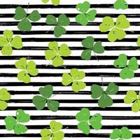 feuille de trèfle dessinés à la main doodle illustration vectorielle de modèle sans couture. symbole de la Saint-Patrick, fond de shamrock chanceux irlandais vecteur