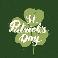 joyeux jour de la saint patrick carte de voeux vintage lettrage à la main sur la silhouette de trèfle, illustration vectorielle de vacances irlandaises grunge texturé design rétro. vecteur