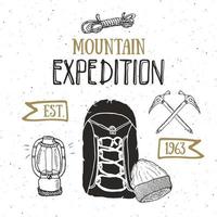 ensemble vintage expédition en montagne. Éléments de croquis dessinés à la main pour emblème de badge rétro, aventure de randonnée en plein air et montagnes explorant la conception d'étiquettes, sports extrêmes, illustration vectorielle. vecteur