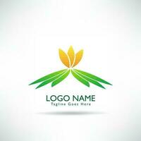 Créatif arbre et feuille vert logo vecteur. vert environnement concept, écologique. vecteur