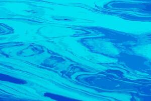 illustration vectorielle de fond de texture d'ondulation de l'eau. surface de l'eau ondulée au coucher du soleil, lumière dorée se reflétant dans l'eau. vecteur