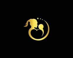 maman en portant enfant bébé cœur forme logo conception avec étoile symbole vecteur icône.