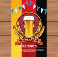 carte de célébration oktoberfest avec boisson à la bière en verre et guirlandes vecteur