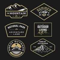 définir la collection d'insignes d'aventure vintage. logo emblème de camping avec illustration de montagne dans un style hipster rétro vecteur