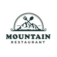 Montagne illustration dans rétro ancien style restaurant logo Montagne avec fourchette cuillère vecteur Extérieur café camping illustration conception.