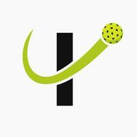 lettre je pickleball logo concept avec en mouvement cornichon Balle symbole. cornichon Balle logotype vecteur