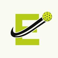 lettre e pickleball logo concept avec en mouvement cornichon Balle symbole. cornichon Balle logotype vecteur