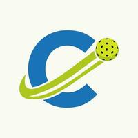 lettre c pickleball logo concept avec en mouvement cornichon Balle symbole. cornichon Balle logotype vecteur