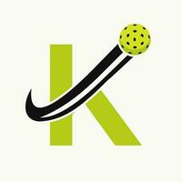 lettre k pickleball logo concept avec en mouvement cornichon Balle symbole. cornichon Balle logotype vecteur