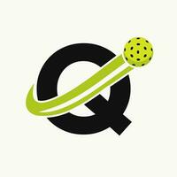 lettre q pickleball logo concept avec en mouvement cornichon Balle symbole. cornichon Balle logotype vecteur