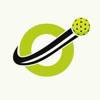 lettre o pickleball logo concept avec en mouvement cornichon Balle symbole. cornichon Balle logotype vecteur