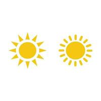 Jaune Soleil avec des rayons icône vecteur ensemble sur blanc Contexte. Facile plat été, temps, lumière du soleil signe symbole