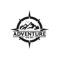 aventure logo avec Montagne et boussole conception vecteur illustration modèle