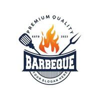 barbecue logo, chaud gril conception avec Feu et spatule, vecteur un barbecue gril ancien tripographie, rétro rustique logo pour café, restaurant, bar