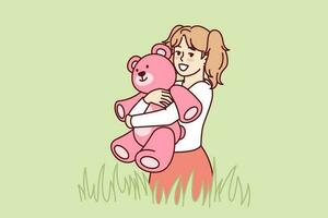 content peu fille avec nounours ours dans mains des stands dans Prairie parmi grand herbe et regards à filtrer. enfant avec sourire câlins bien-aimée jouet ours, présenté pour anniversaire, pendant été marcher vecteur