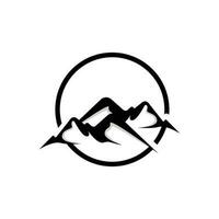 Montagne logo, la nature paysage vue conception, grimpeurs et aventure, modèle illustration vecteur