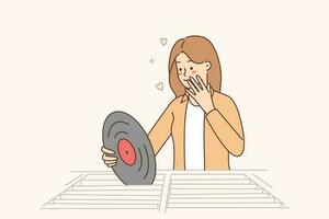 femme en portant vinyle record permanent dans la musique boutique près compteur pour collectionneurs de rétro enregistrements. Jeune Meloman fille met main à lèvres se réjouit lorsque voit vinyle record avec concert de groupe aime vecteur