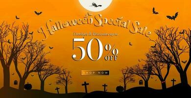 Halloween spécial vente bannière, remises en haut à 50 de et magasin maintenant bouton cta. Orange le coucher du soleil pente Contexte avec foncé terrifiant des arbres, en volant chauves-souris, pierres tombales, des fantômes, citrouilles, sorcière. vecteur art.