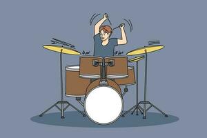 excité Jeune homme en jouant sur tambours ensemble. content Masculin le batteur ou musicien avec des bâtons un d cymbales. loisir et la musique divertissement concept. vecteur illustration.