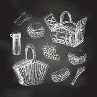 une ensemble de dessiné à la main croquis de pique-nique éléments sur tableau noir Contexte. pour le conception de le menu de Restaurants et les cafés, pique-nique aliments. vecteur