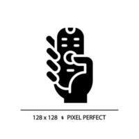 main avec éloigné contrôle pixel parfait noir glyphe icône. numérique dispositif avec clés. sans contact infrarouge gadget. silhouette symbole sur blanc espace. solide pictogramme. vecteur isolé illustration